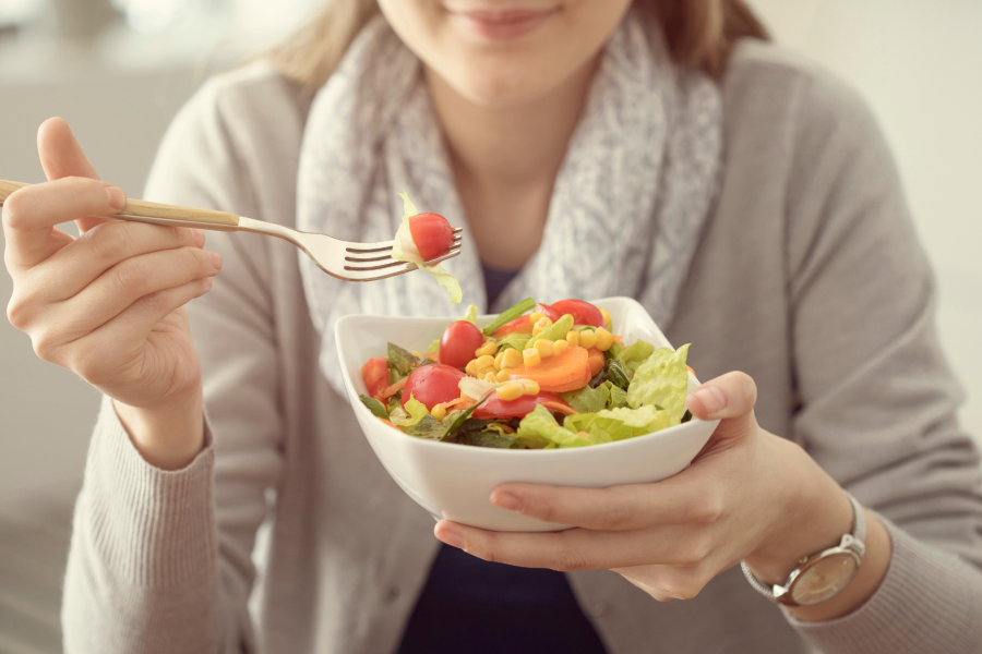 Съзнателно Хранене по Време Работа: Стратегии за по-Здравословен и по-продуктивен Ден