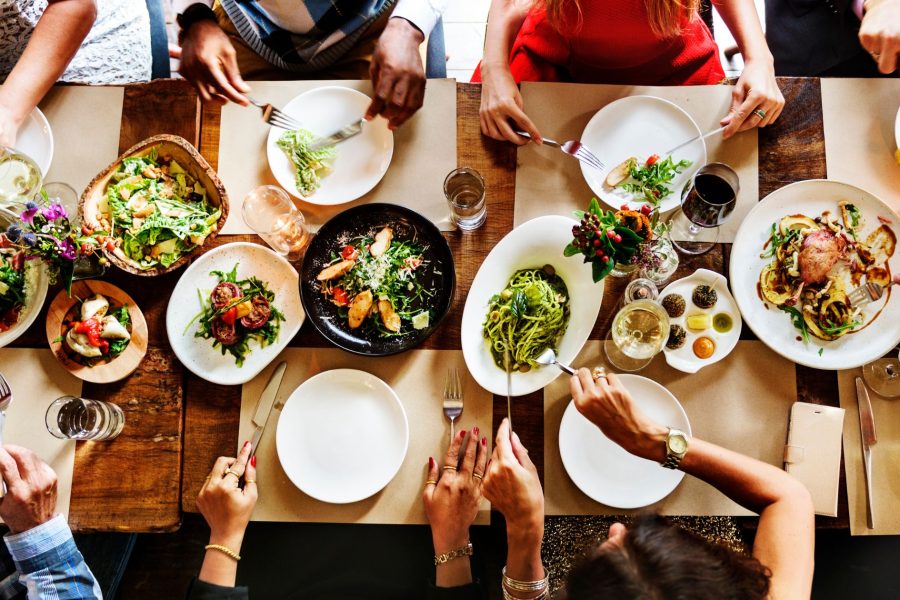 Правене на Умни Избори за Храна на Социални Събития: Вашето Ръководство за Наслада без Прекаляване