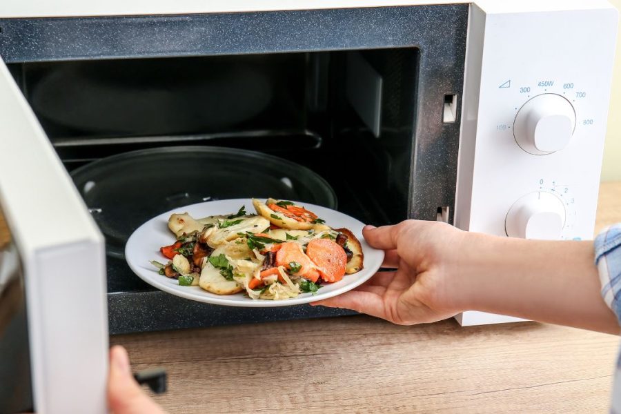 Разкриване на Истината: Нездравословно ли е да Затопляме Храната си в Микровълнова Печка?