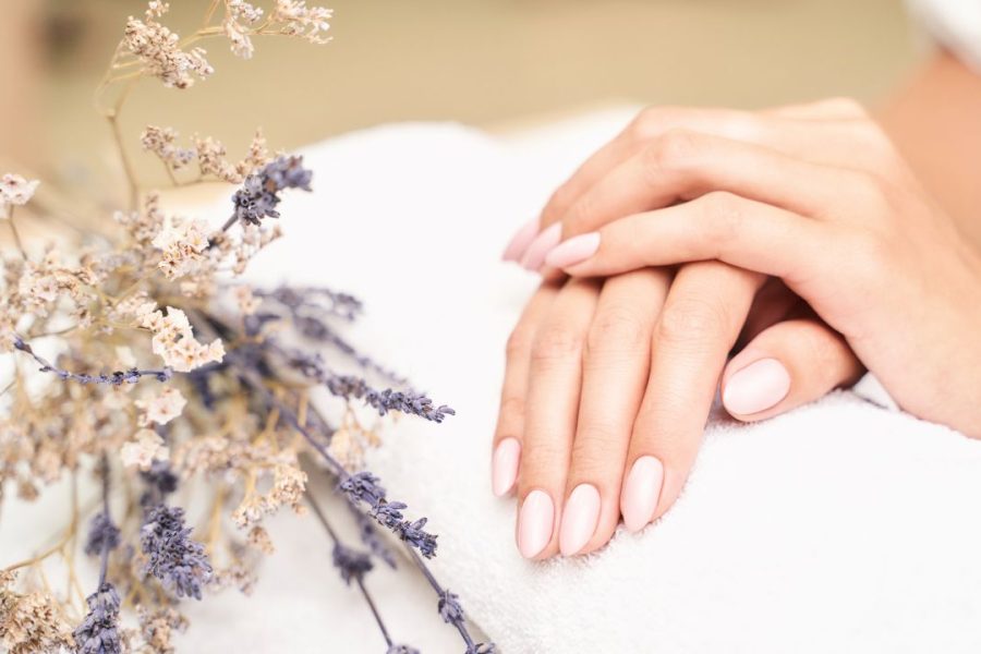 Какво Наистина Означава Половината Луна на Вашия Нокът?  